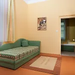 Homely Christiana 玛丽亚温泉